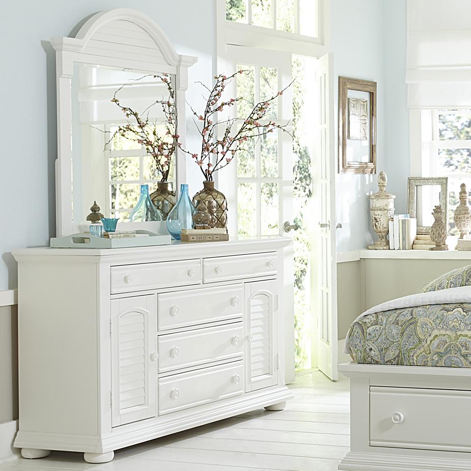 White dresser top set with mirror